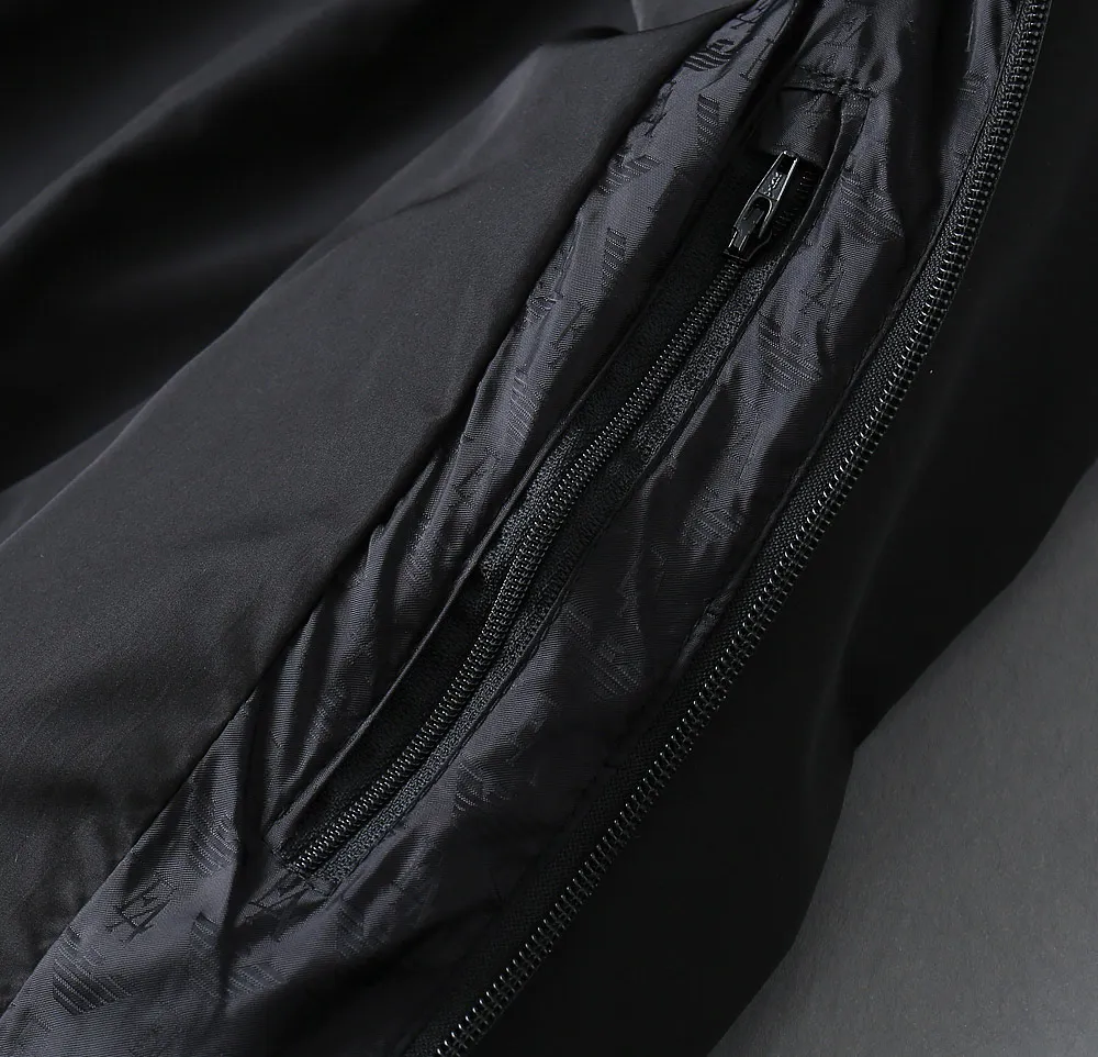 Armani official website Same Style, complete with three labels, on sale in advance. 2026 Autumn and Winter New Arrival men's jacket, Original with complete three labels, Premium version. Custom-made fabrics at the counter. Breathable, high comfort, impeccable details, brand element design concept, reflecting high quality. It feels delicate and soft, presents a casual cut, and has a great upper body shape. Sizes: M～3XL,